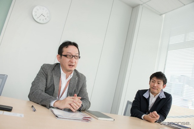 日本商品企画部の富岡保リージョナルプロダクトマネージャー（左）と日本商品企画室の島村盛幸氏（右）