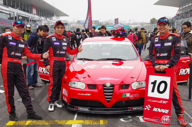 レーシングマシンのデモ走行も楽しいが、家族連れのモータースポーツファンが一番楽しめるのはやはりピットウォーク。どのチームもサービス満点でモータースポーツを盛り上げようという意気込みが見えた。