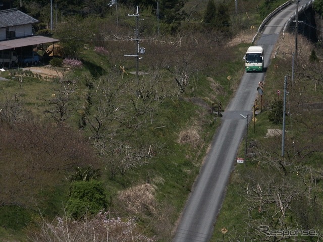 阪本線は単線の鉄道として計画されたため、それを改築する形で整備されたバス専用道も1車線分の幅しかない。