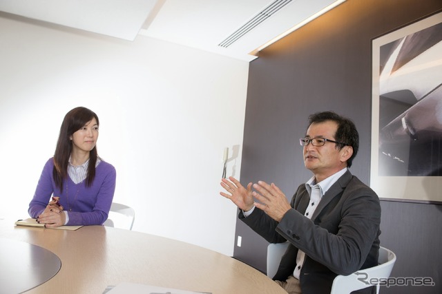 まるも亜希子氏（左）と日産プロダクトデザイン部の倉岡亨一デザイン・ダイレクター（右）
