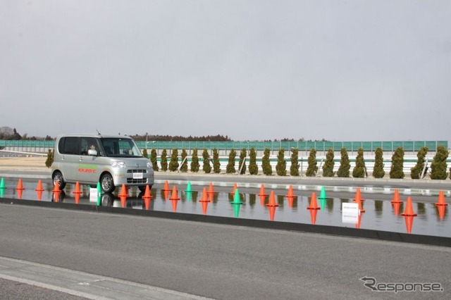 約25m付近で停止(ABS作動)。手前の白い目印はEX10の停止位置