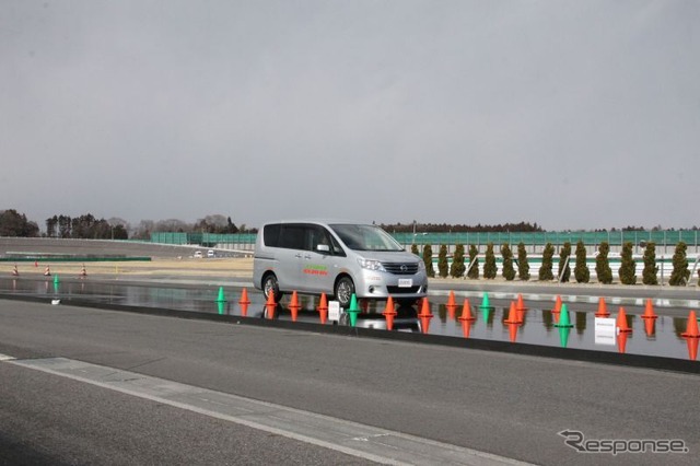 軽自動車とほぼ同じ位置で停止できたEX20のセレナ(ABS作動)