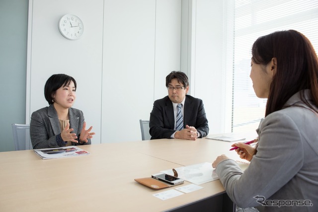日産・日本商品企画部の安居理進リージョナルプロジェクトマネージャー(右)と越水朝子氏(左)