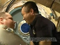 ISSで最後にコトフ宇宙飛行士と言葉を交わす若田宇宙飛行士(出典:JAXA/NASA)