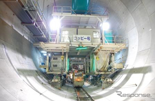 工事中のシールドトンネル内部