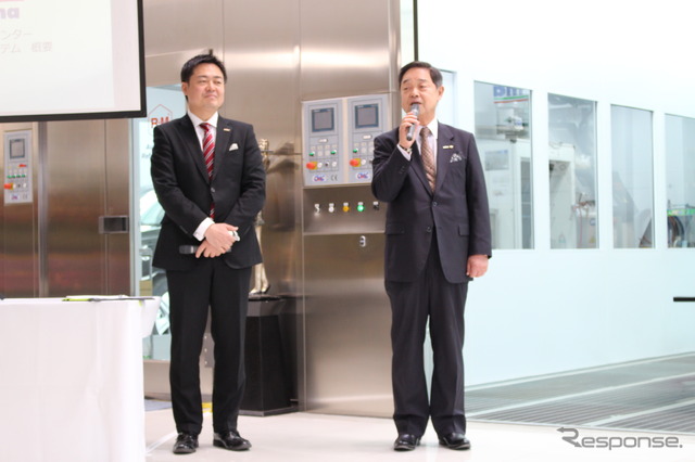 ワカマツ自動車・若松伸一常務(左)と若松利秋社長(右)