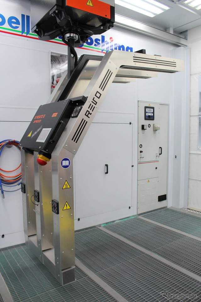 近赤外線乾燥機REVO（左）とコントロールボックス（右奥）（ベリーニ鹿児島）