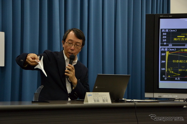 2013年8月 D-SEND#2ロール軸の回転について説明するJAXA D-SENDプロジェクトチームの吉田憲司プロジェクトマネージャー。