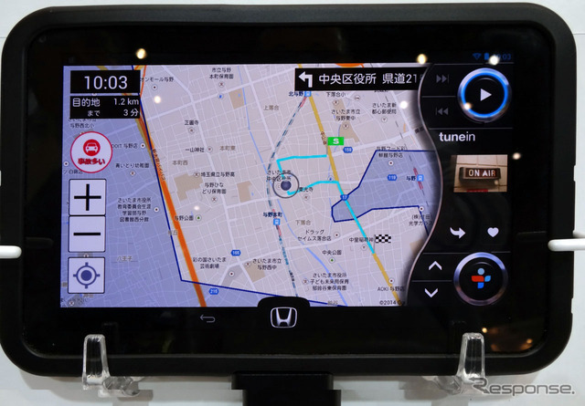 「MC-β」向けに開発されたアプリを搭載したタブレット端末。カーオーディオ機能が同時に起動している