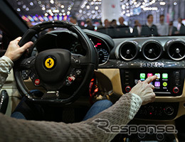 フェラーリFFとApple社のCarPlay(ジュネーブモーターショー14)