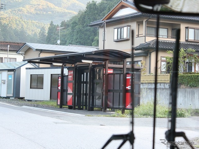 大船渡線BRTの一般道区間に設置された高田病院駅。冬季のルート変更に伴い、写真の位置から約250m離れた場所に一時移転していたが、こちらも3月21日から元の位置に戻る。
