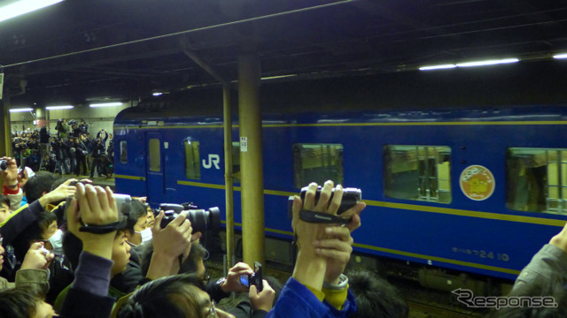 3月14日夜、上野駅の13番線ホームには最後の『あけぼの』を見送ろうと大勢のファンが詰めかけた