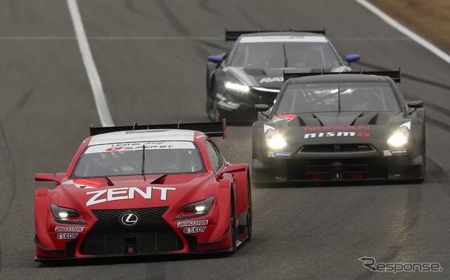 鈴鹿サーキットでのGT500新型マシン3種の走行シーン。前からレクサスRC F、日産GT-R、ホンダNSX。写真：MOBILITY LAND
