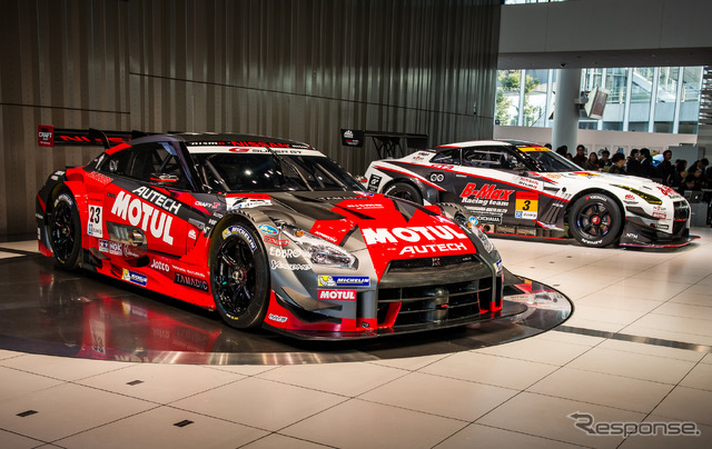 手前はGT500の#23 MOTUL AUTECH GT-R、奥はGT300の#3 B-MAX NDDP GT-R。写真：NISSAN