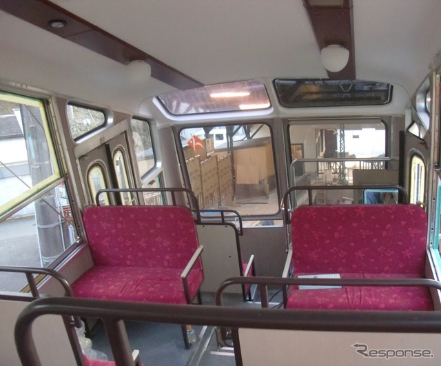2号車の座席柄は「燃える紅葉」を表現。これ以外にも行灯をイメージした電球色の照明を設置するなどの変更が行われている。