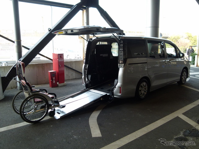 トヨタ ヴォクシーX 車いす仕様車（スロープタイプ）タイプI