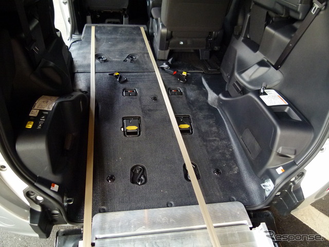 トヨタ ヴォクシーX 車いす仕様車（スロープタイプ）タイプI