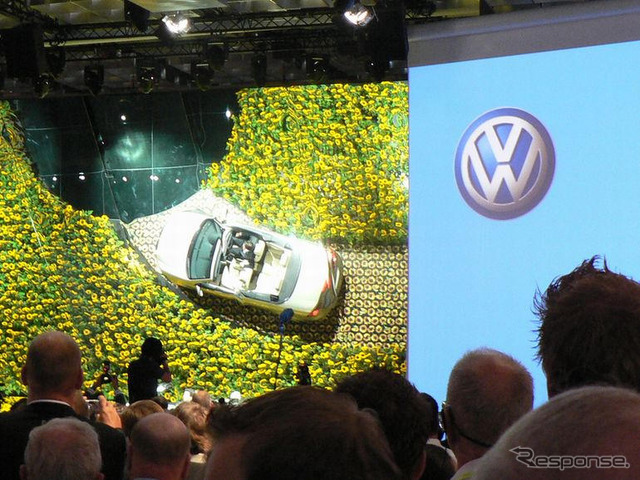 【フランクフルトモーターショー05】VW イオス、ヒマワリ畑に現る