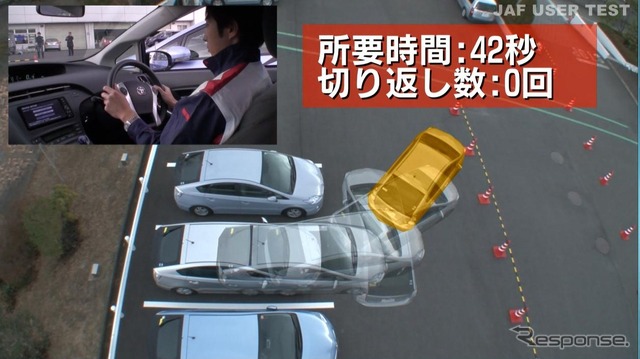 JAFインストラクターの車庫入れ運転操作場面