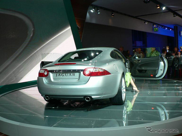 【フランクフルトモーターショー05】ジャガー XK 新型の発火式ボンネット
