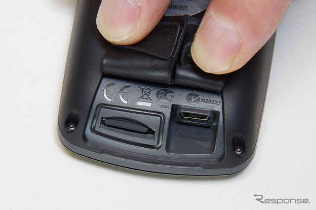 ボディ下部のゴムのカバーをめくると、USB端子とMicroSDスロットがある。