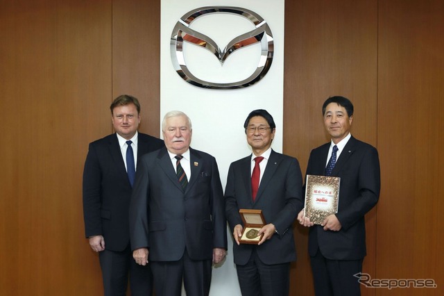 左から、グルチンスキー ワレサ財団会長、ワレサ氏、金井副会長、小飼社長