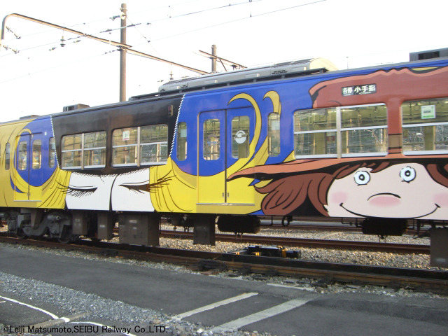 「銀河鉄道999」が西武鉄道に登場! 中吊り広告もジャックしたラッピングトレイン
