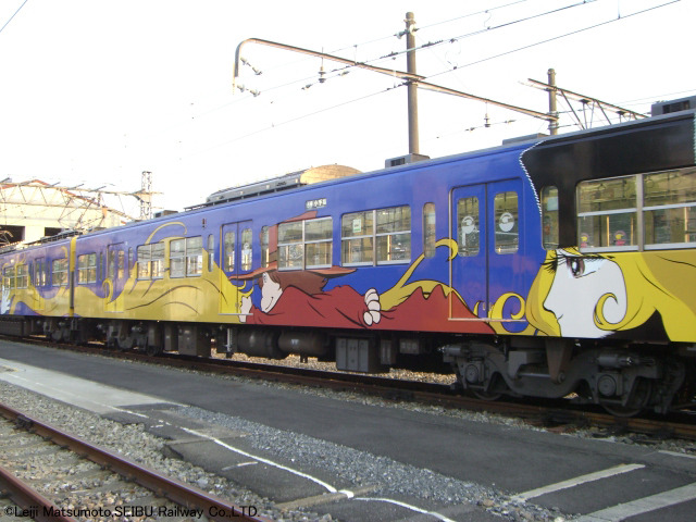 「銀河鉄道999」が西武鉄道に登場! 中吊り広告もジャックしたラッピングトレイン