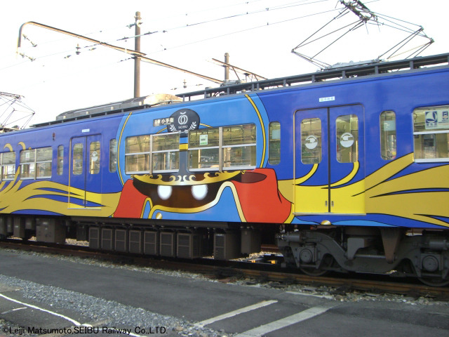 「銀河鉄道999」が西武鉄道に登場! 中吊り広告もジャックしたラッピングトレイン