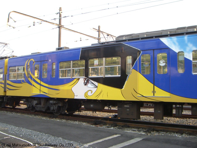 「銀河鉄道999」が西武鉄道に登場! 中吊り広告もジャックしたラッピングトレイン