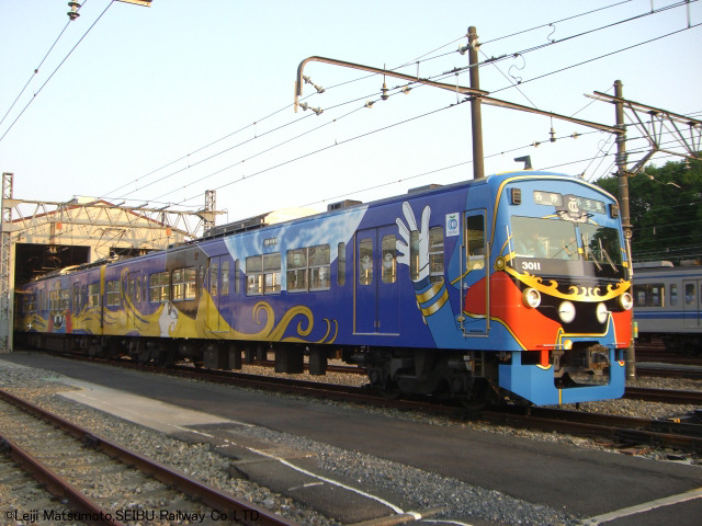 「銀河鉄道999」が西武鉄道に登場! 中吊り広告もジャックしたラッピングトレイン