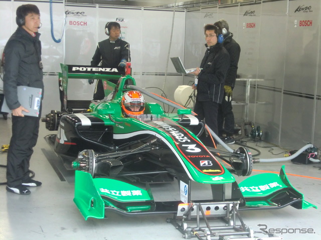 KONDO RACING(#3 ロシター)のマシンがカラーリングされて登場。