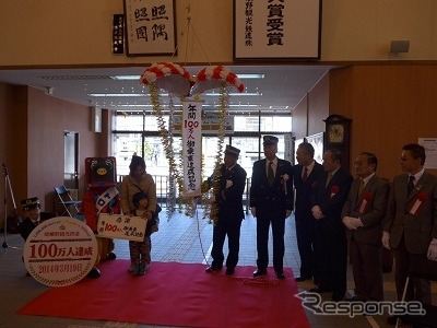 嵯峨野トロッコ列車の年間利用者数が3月19日、初めて100万人を突破した。写真はトロッコ嵯峨駅で行われた記念セレモニーの様子