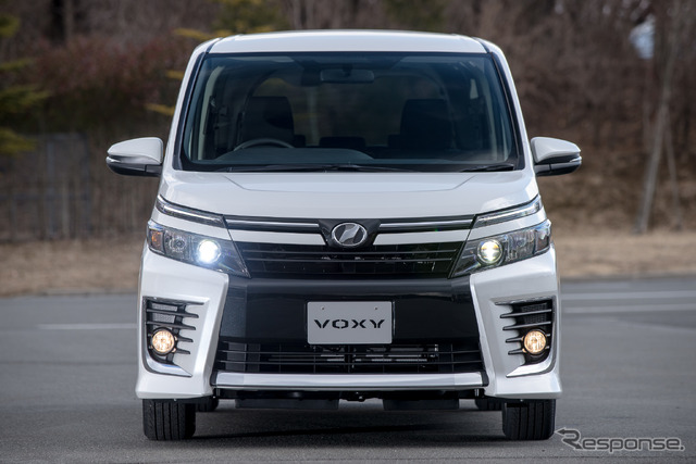 トヨタ・ヴォクシー ZS