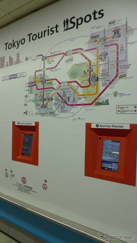 丸ノ内線新宿駅の「ウェルカムボード」と、案内用のタブレット端末(赤い部分)。ウェルカムボードは同駅のほか銀座線上野駅にも設置されている