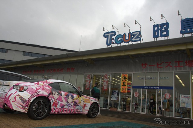 ラブライブ!公式販売痛車納車式が東京トヨペットにて開催