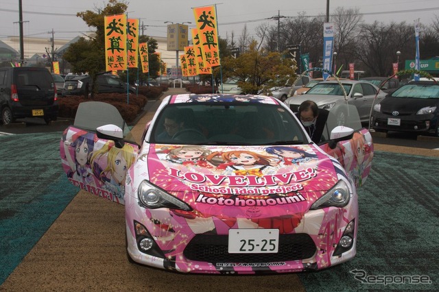 ラブライブ!公式販売痛車納車式が東京トヨペットにて開催