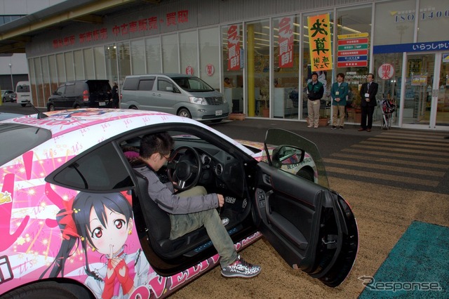ラブライブ!公式販売痛車納車式が東京トヨペットにて開催