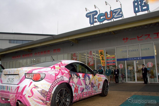 ラブライブ!公式販売痛車納車式が東京トヨペットにて開催