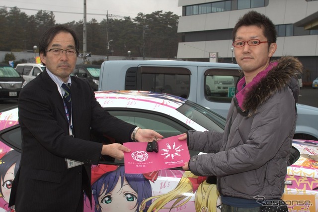 ラブライブ!公式販売痛車納車式が東京トヨペットにて開催