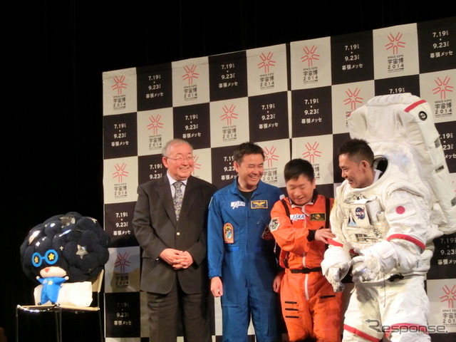 左から、「宇宙博2014」総合監修を務めるJAXA名誉教授 的川泰宣氏、JAXA宇宙飛行士 星出彰彦氏、公式サポーターの爆笑問題。