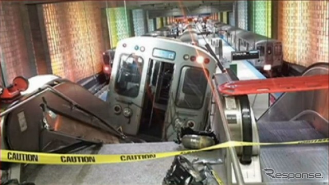 米シカゴの駅で起きた脱線事故。先頭車両がエスカレーターに乗り上げ(『NBCニュース』映像)