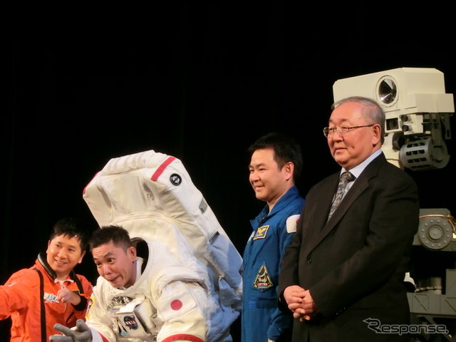 右から「宇宙博2014」総合監修を務めるJAXA名誉教授 的川泰宣氏、JAXA宇宙飛行士の星出彰彦氏。公式サポーターに就任が決定した爆笑問題のふたり。