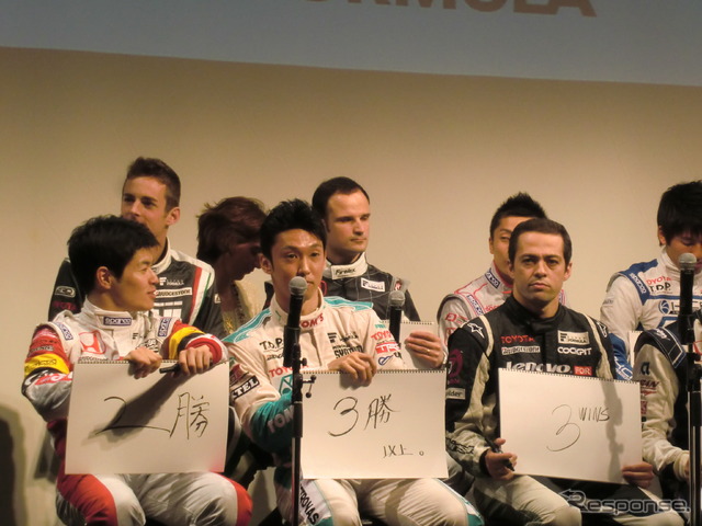 パネルトークに臨んだドライバーたち。写真前列は左から山本尚貴、中嶋一貴、オリベイラの王座経験者。
