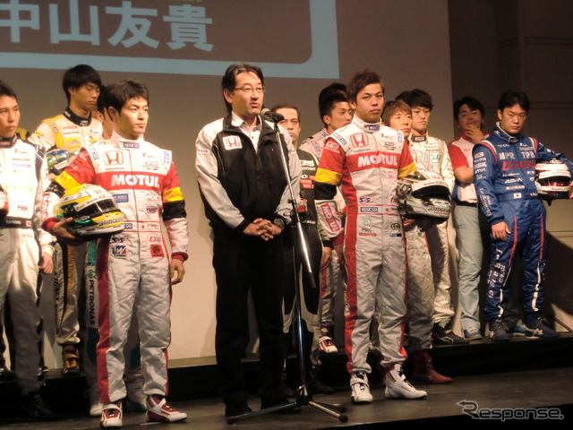 チーム無限は山本尚貴(左)と中山友貴のコンビに。中央は手塚監督。