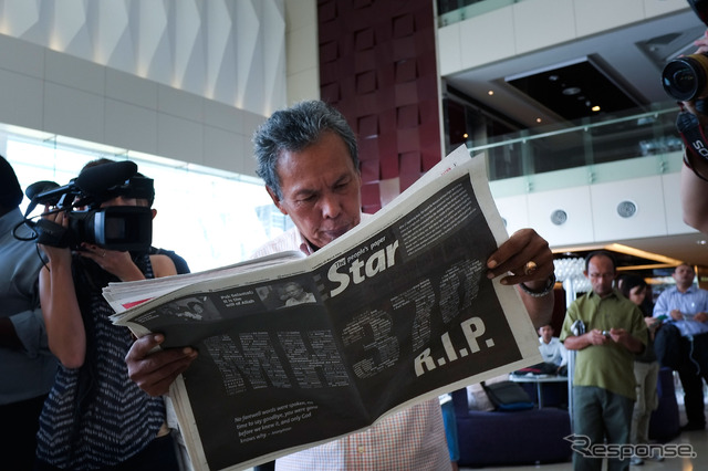 マレーシアの英字紙はMH370便の犠牲者に哀悼の意を示していた(3月25日)