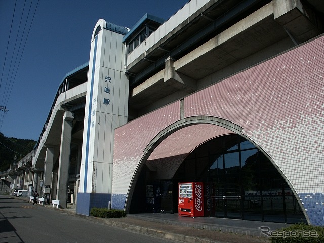 阿佐海岸鉄道の宍喰駅。4月1日から自動券売機による切符の販売を中止し、窓口販売に変更する。