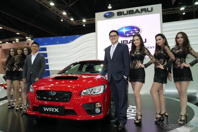 新型「WRX」と共に記念撮影に臨む、Tan Chong International社エクゼクティブ・ディレクターGlenn Tan氏(WRXの右)と、COOであるSeetoh Kwok Meng氏