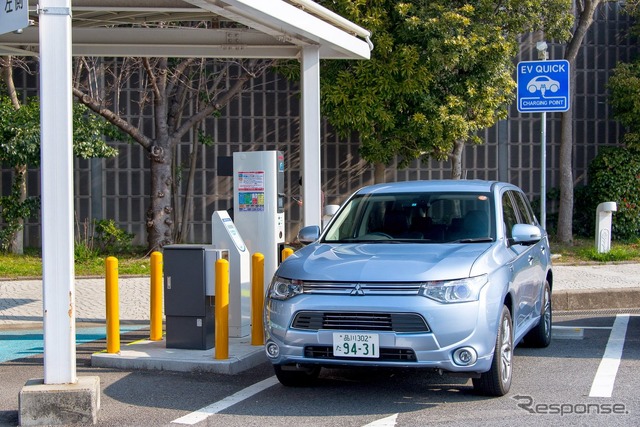 湾岸幕張PAで充電。50kWの急速充電ならば30分で80%まで充電が可能。30~40km程度はEVモードで走行できる。