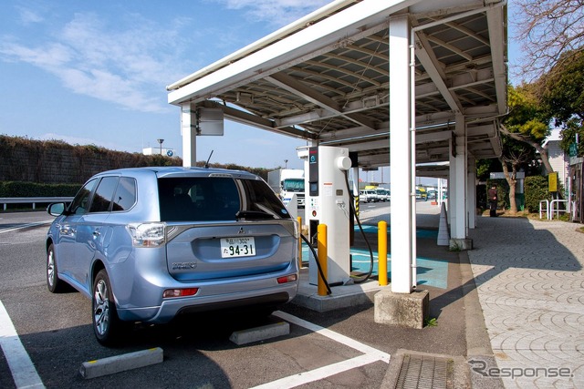 湾岸幕張PAで充電。50kWの急速充電ならば30分で80%まで充電が可能。30~40km程度はEVモードで走行できる。
